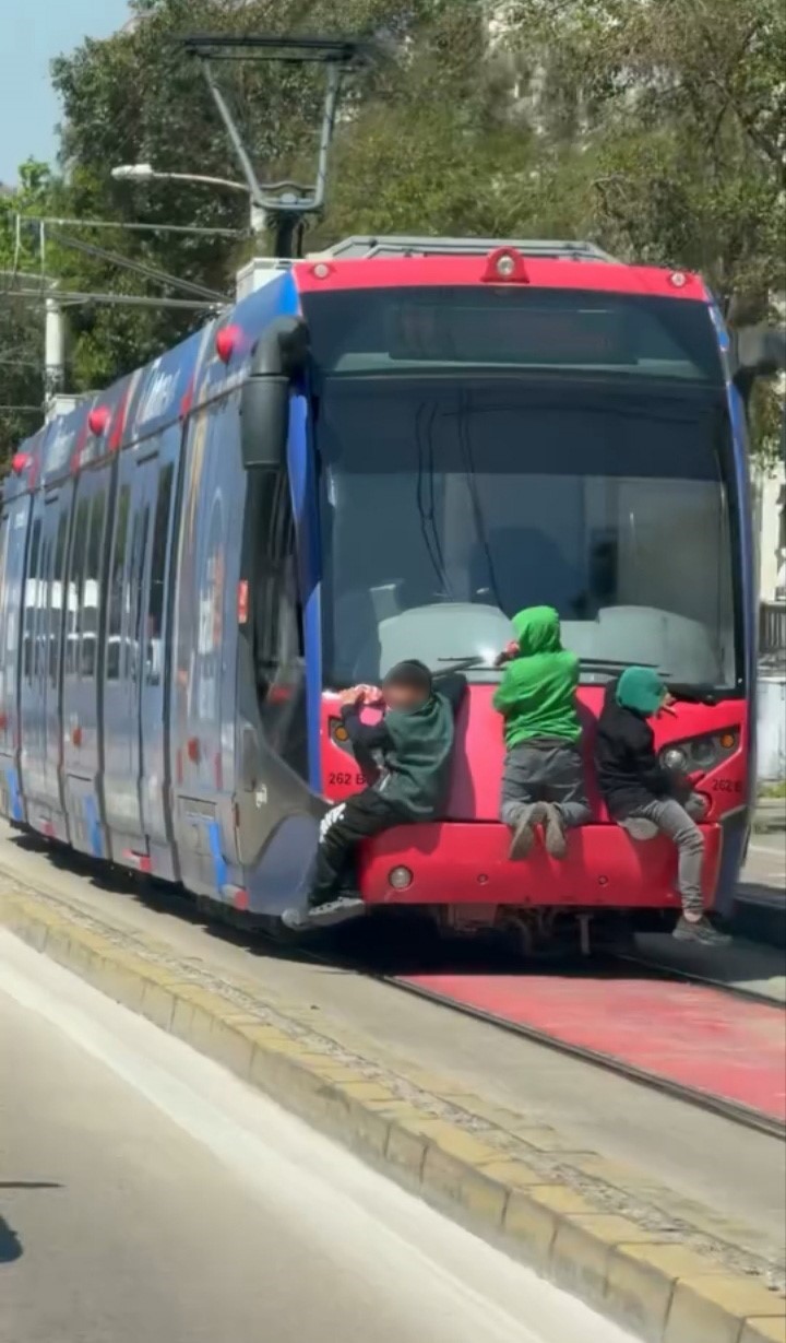 Tramvayın arkasına tutunan çocuklar yürekleri ağza getirdi 6 tramvayin arkasina tutunan cocuklar yurekleri agza getirdi 2 1OZBEIGb