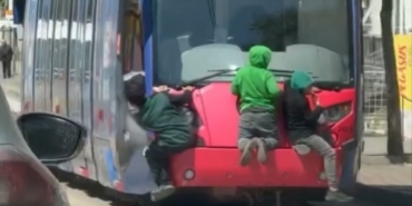 tramvayin-arkasina-tutunan-cocuklar-yurekleri-agza-getirdi-rYjgzOa8.jpg