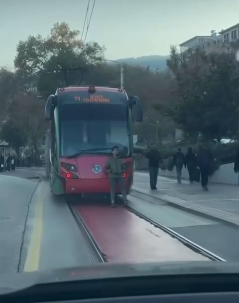 Tramvayın arkasına tutunarak yolculuk eden çocuk yürekleri ağıza getirdi 5 tramvayin arkasina tutunarak yolculuk eden cocuk yurekleri agiza getirdi 1 mw8IyqdI