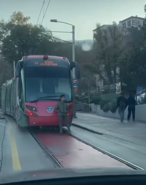 Tramvayın arkasına tutunarak yolculuk eden çocuk yürekleri ağıza getirdi 6 tramvayin arkasina tutunarak yolculuk eden cocuk yurekleri agiza getirdi 2 H1ajr7kB