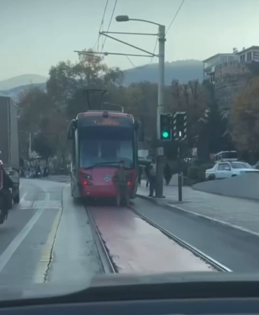 tramvayin-arkasina-tutunarak-yolculuk-eden-cocuk-yurekleri-agiza-getirdi-VbDCPVCI.jpg