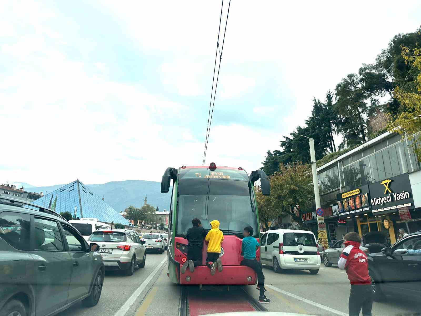 tramvayin arkasina tutunup olumle burun buruna geldiler 0 4GC9zjYy