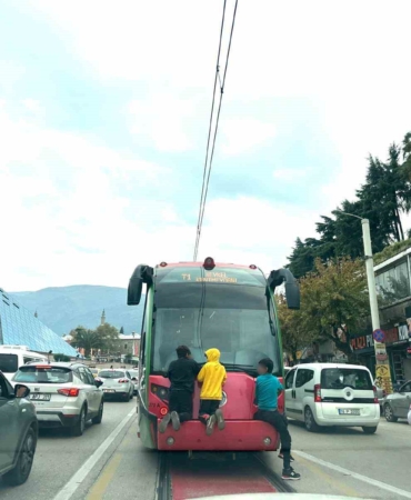 tramvayin-arkasina-tutunup-olumle-burun-buruna-geldiler-M9dKwBCk.jpg