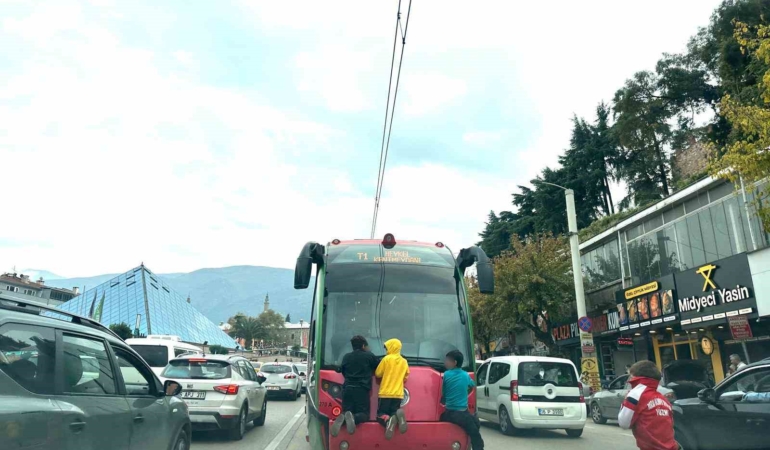 tramvayin-arkasina-tutunup-olumle-burun-buruna-geldiler-M9dKwBCk.jpg