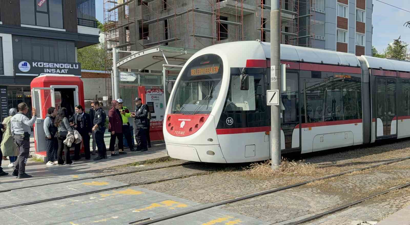 Tramvayın çarptığı kadın hastanelik oldu 5 tramvayin carptigi kadin hastanelik oldu 1 S7k8PyC1