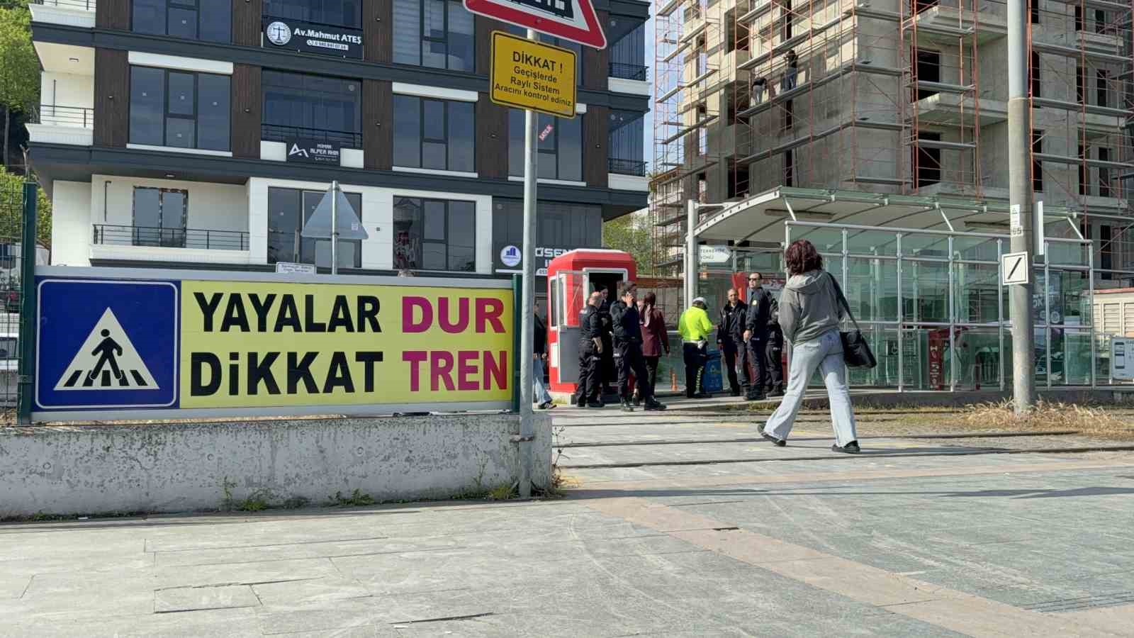 Tramvayın çarptığı kadın hastanelik oldu 6 tramvayin carptigi kadin hastanelik oldu 2 zklFaAE9