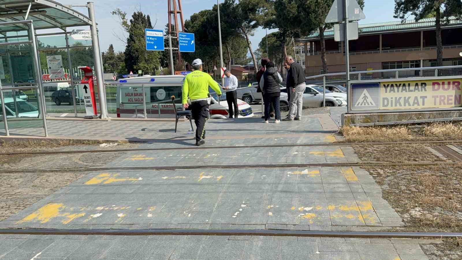 Tramvayın çarptığı kadın hastanelik oldu 8 tramvayin carptigi kadin hastanelik oldu 4 H5eDGqBQ
