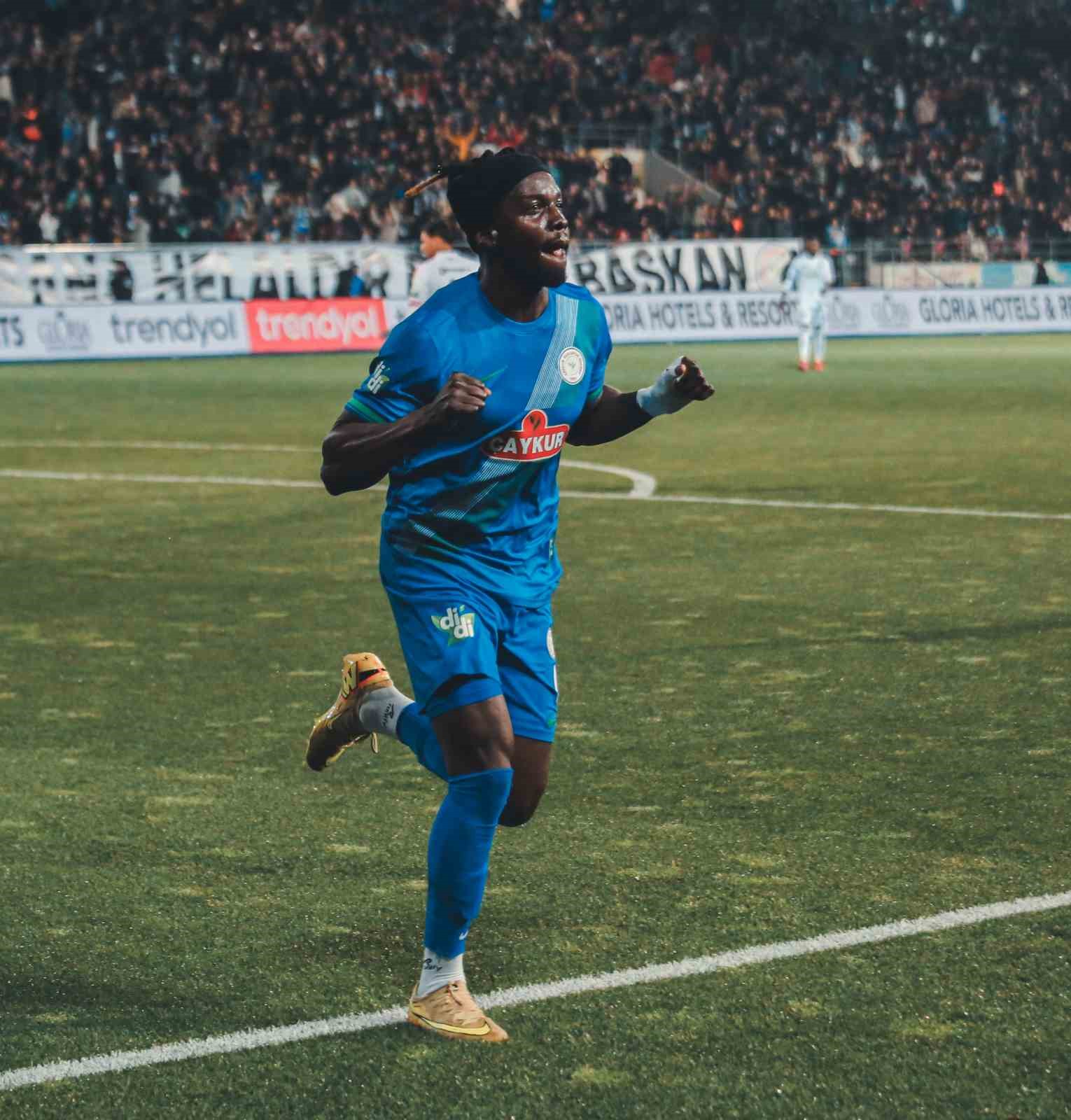 Tredyol Süper Lig: Çaykur Rizespor: 2 - Beşiktaş: 0 (İlk yarı) 15 tredyol super lig caykur rizespor 2 besiktas 0 ilk yari 11 aJRMVTAe