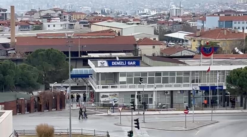 tren gari onunde unutulan valiz bomba panigine neden oldu 1
