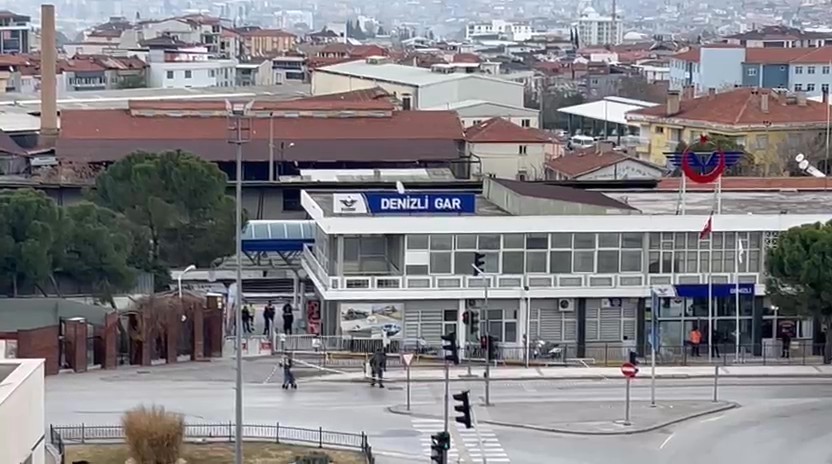 tren gari onunde unutulan valiz bomba panigine neden oldu 2 GjWVrhVI