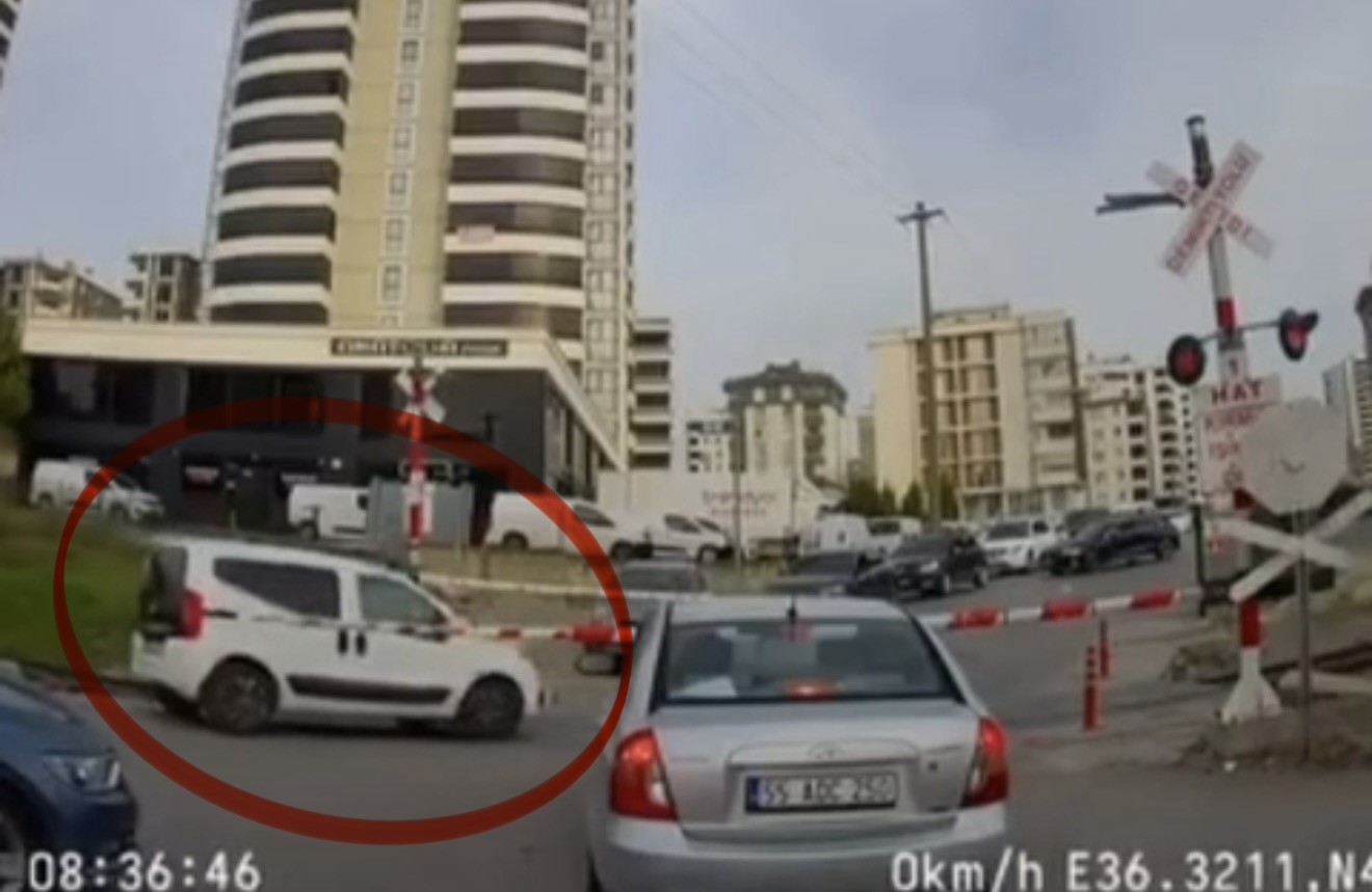 tren yolu hattinda trafik guvenligini tehlikeye dusuren surucuye ceza 1 OI2eYz2S