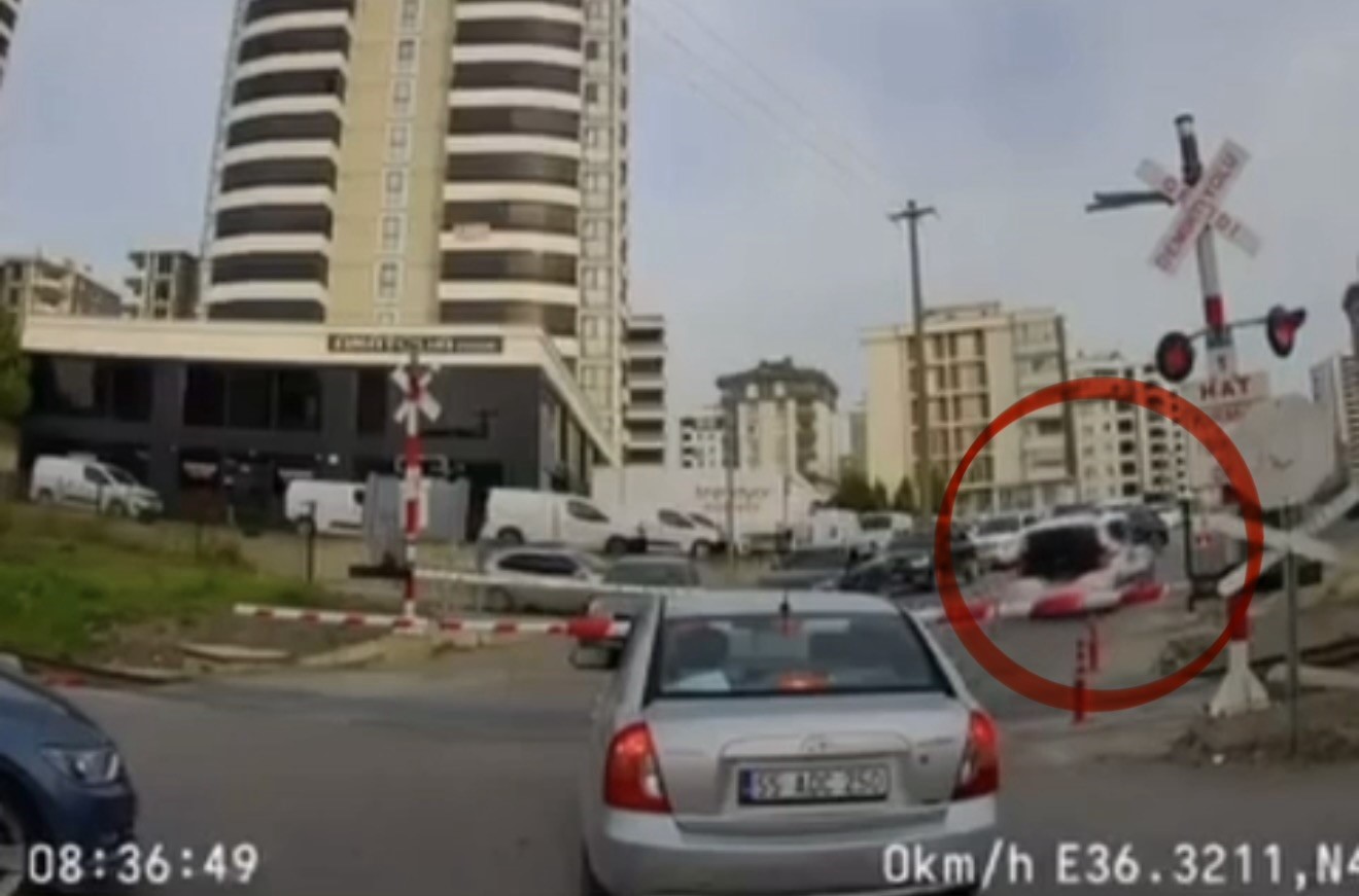 tren yolu hattinda trafik guvenligini tehlikeye dusuren surucuye ceza 2