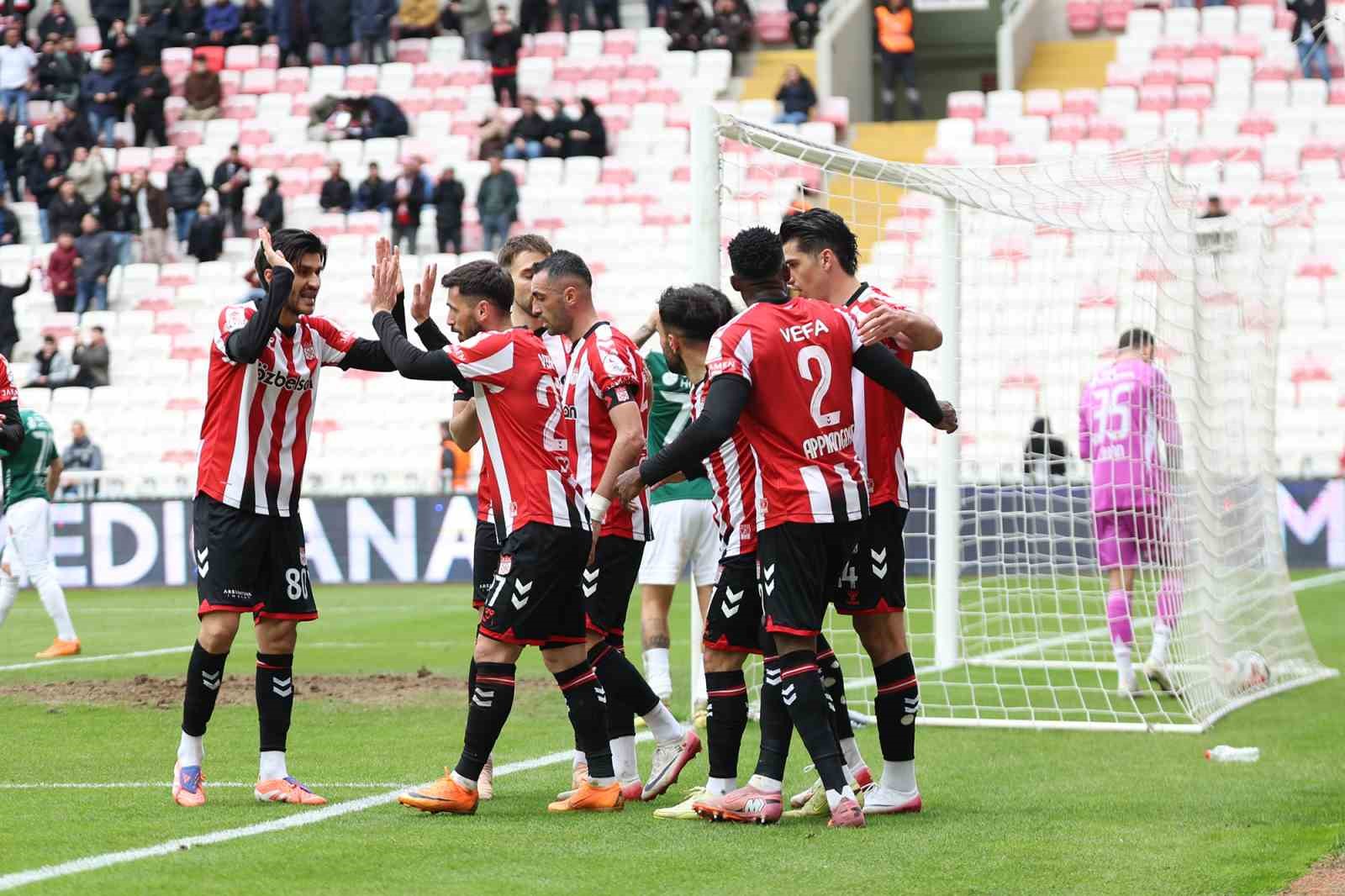 Trendyol 1. Lig: Özbelsan Sivasspor: 1 - Ümraniyespor: 0 4 trendyol 1 lig ozbelsan sivasspor 1 umraniyespor 0 0 VahUPcBN