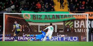 trendyol-super-lig-alanyaspor-2-fenerbahce-1-ilk-yari-3C1g8INh.jpg