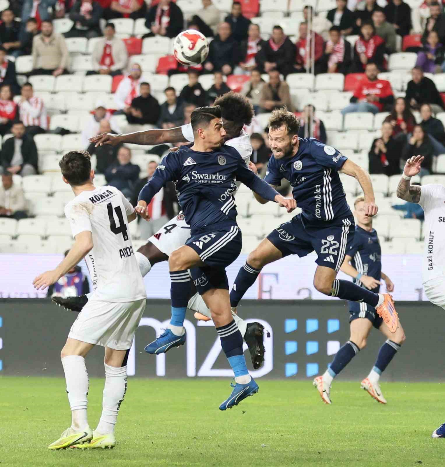 trendyol super lig antalyaspor 0 gaziantep fk 0 ilk yari 19 UI33E54H