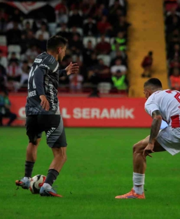 trendyol-super-lig-antalyaspor-1-besiktas-3-mac-sonucu-3GQ9SMin.jpg