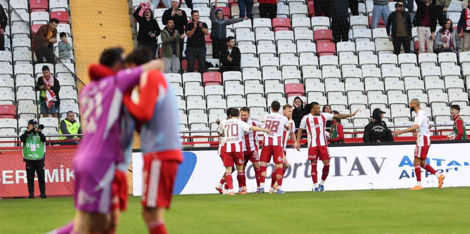 Trendyol Süper Lig: Antalyaspor: 3 - Eyüpspor: 0 (Maç sonucu) 10 trendyol super lig antalyaspor 3 eyupspor 0 mac sonucu 6 2cDunz78