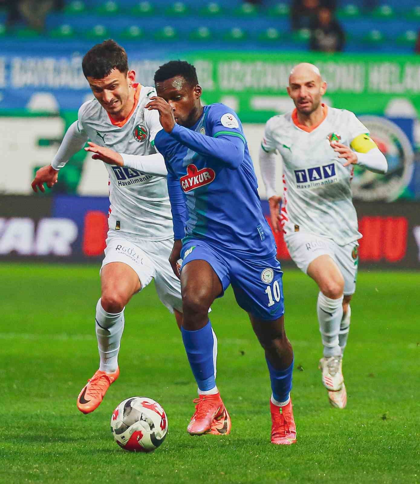 Trendyol Süper Lig: Çaykur Rizespor: 0 - Corendon Alanyaspor: 0 (İlk yarı) 18 trendyol super lig caykur rizespor 0 corendon alanyaspor 0 ilk yari 14 BK1MZSMG