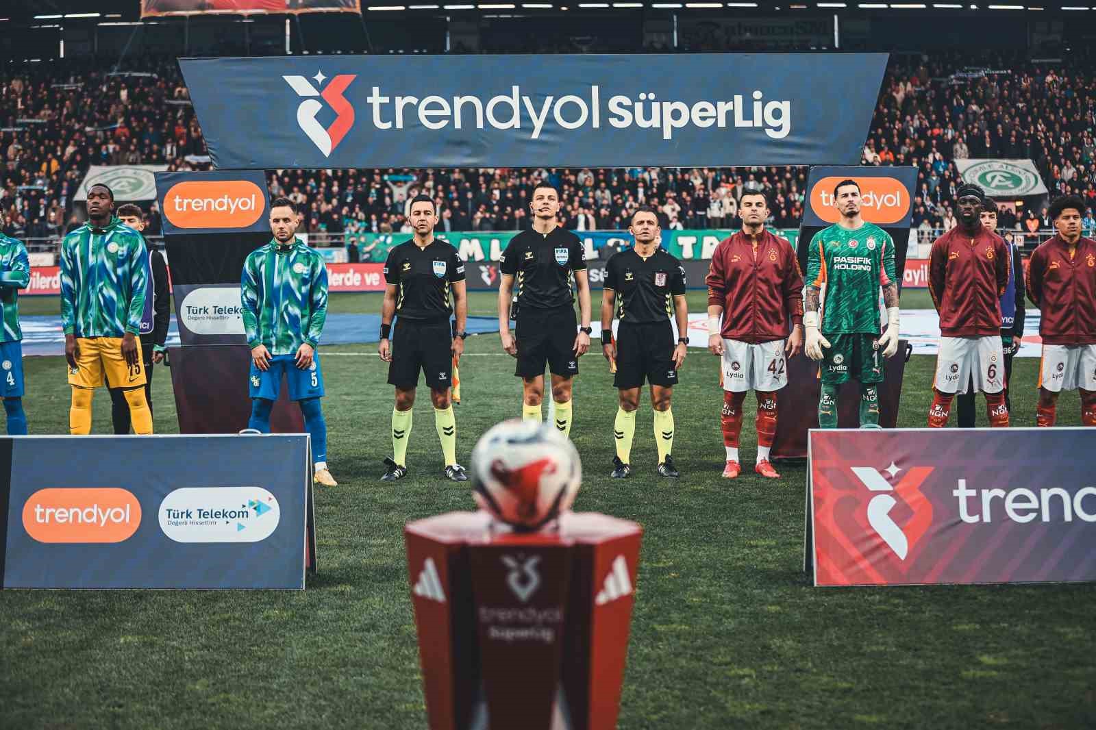 trendyol super lig caykur rizespor 0 galatasaray 1 mac devam ediyor 4 AYsrWurw