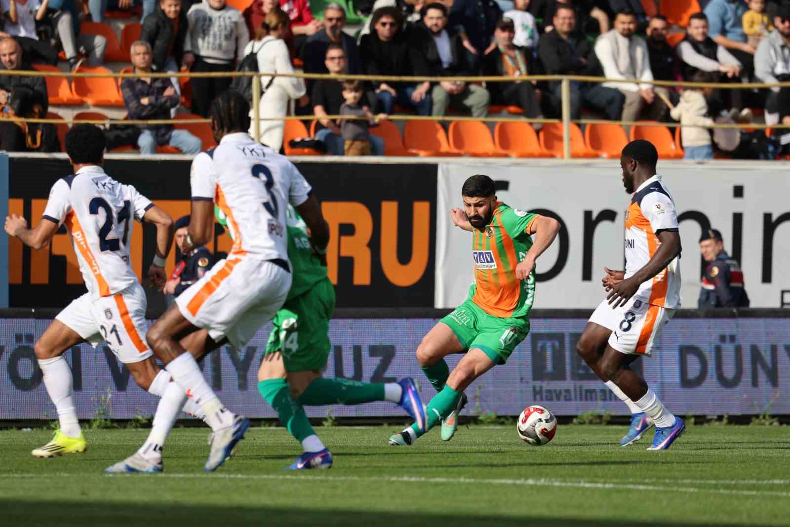 trendyol super lig corendon alanyaspor 0 rams basaksehir 2 ilk yari 0