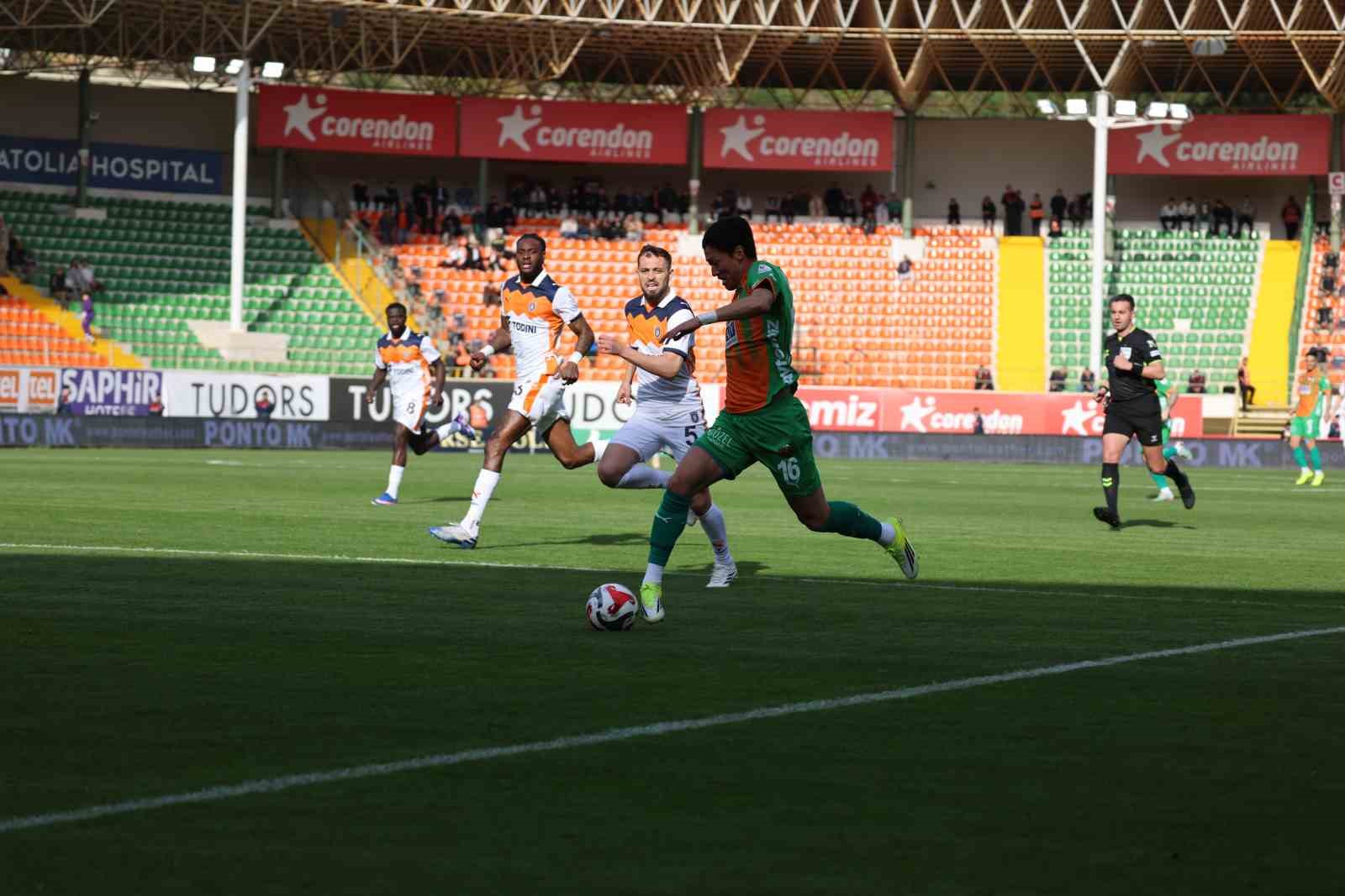 trendyol super lig corendon alanyaspor 0 rams basaksehir 2 ilk yari 1 HVy9AEnO