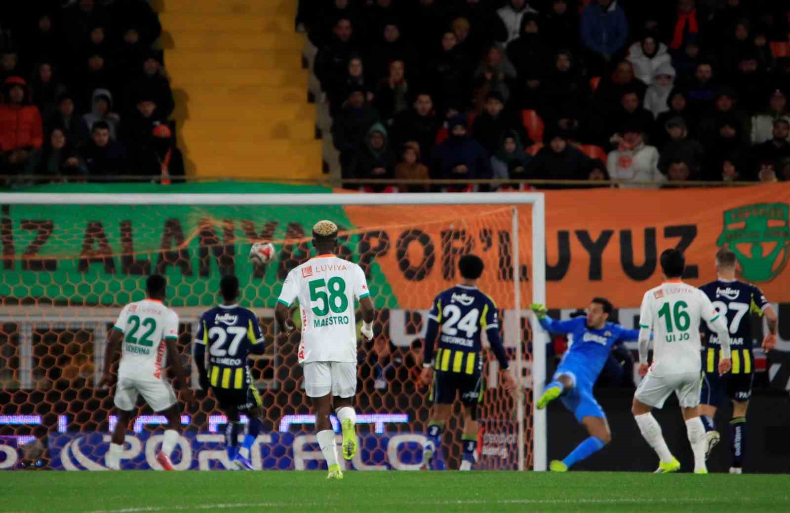 Trendyol Süper Lig: Corendon Alanyaspor: 2 - Fenerbahçe: 1 (Maç devam ediyor) 15 trendyol super lig corendon alanyaspor 2 fenerbahce 1 mac devam ediyor 11