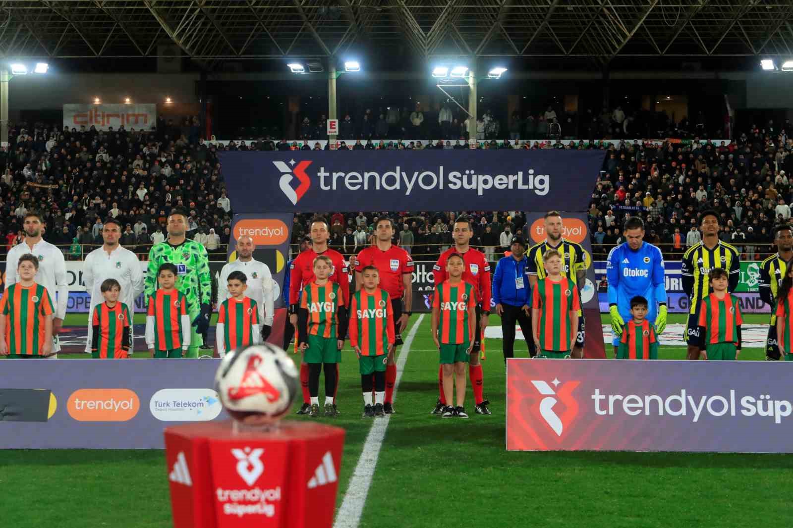 Trendyol Süper Lig: Corendon Alanyaspor: 2 - Fenerbahçe: 1 (Maç devam ediyor) 18 trendyol super lig corendon alanyaspor 2 fenerbahce 1 mac devam ediyor 14 mWK42X7j