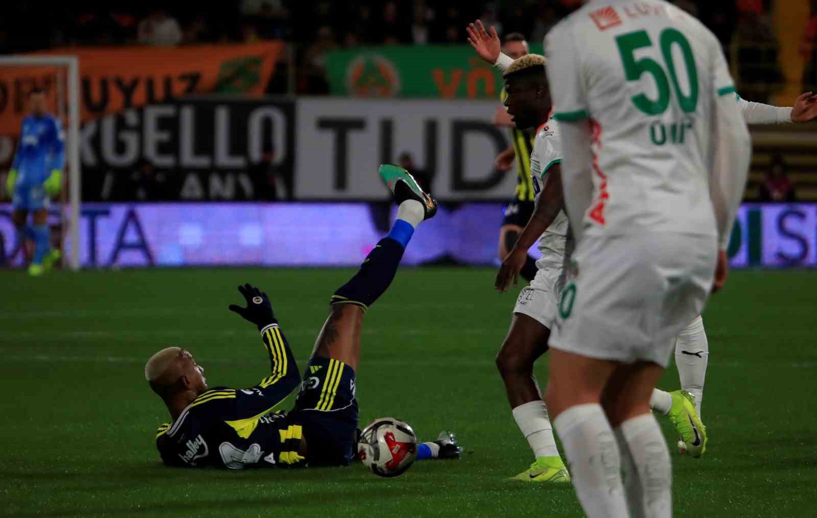 Trendyol Süper Lig: Corendon Alanyaspor: 2 - Fenerbahçe: 1 (Maç devam ediyor) 11 trendyol super lig corendon alanyaspor 2 fenerbahce 1 mac devam ediyor 7 PBm31FfV