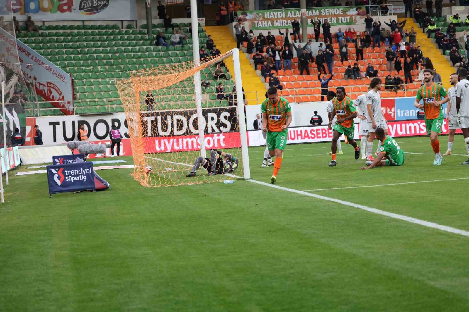 trendyol super lig corendon alanyaspor 2 kocaelispor 0 ilk yari 15 ewCZpWet