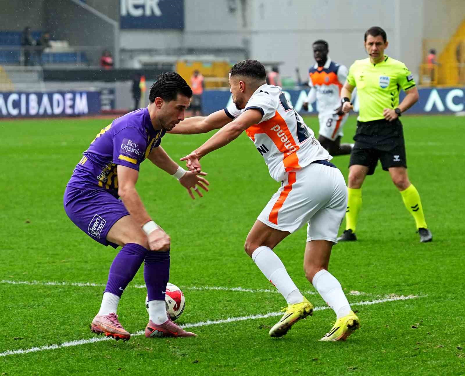 trendyol super lig eyupspor 0 basaksehir 1 mac devam ediyor 13 ZmEJRkAC
