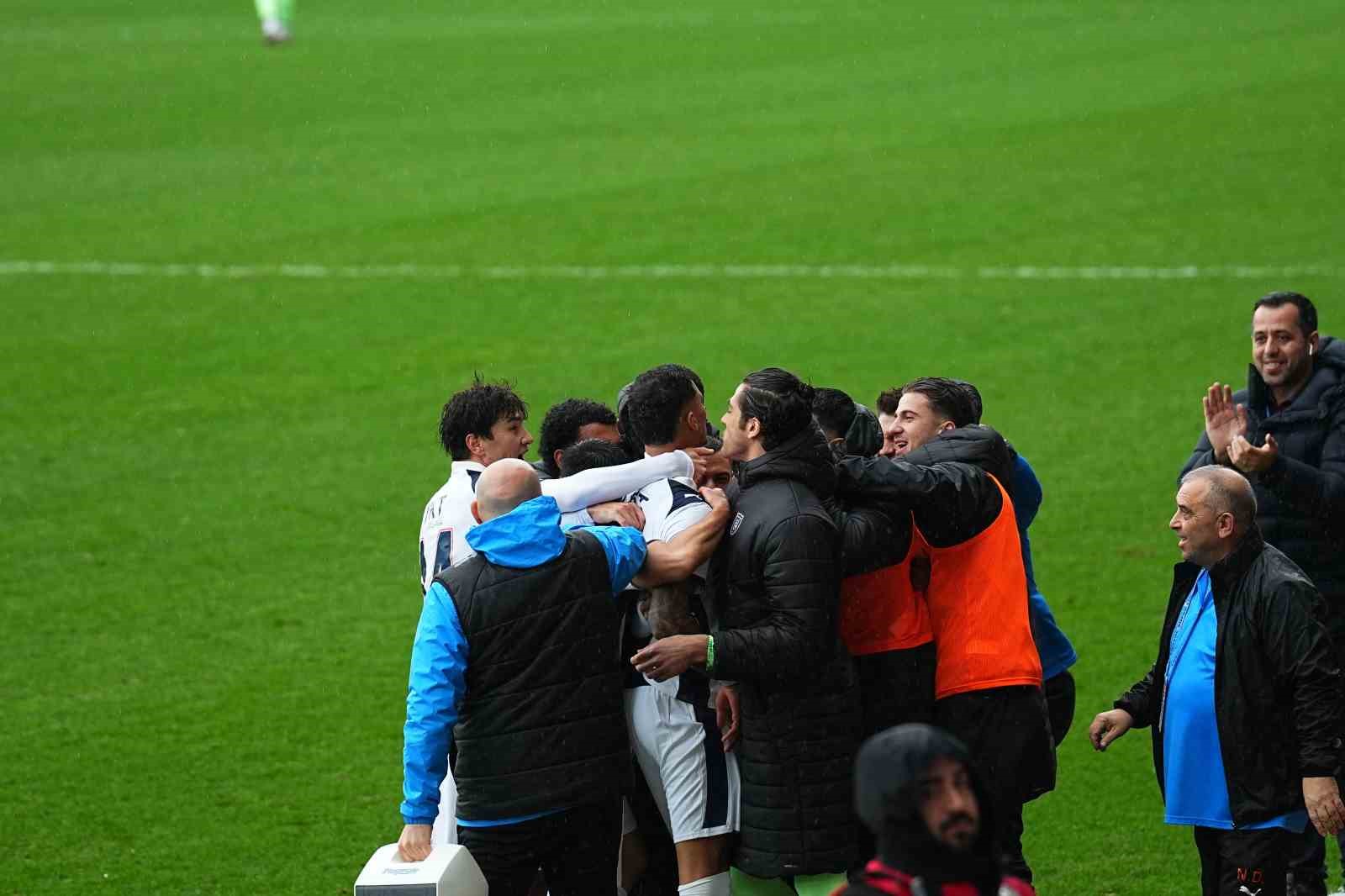 trendyol super lig eyupspor 0 basaksehir 1 mac devam ediyor 21 9GskCJte