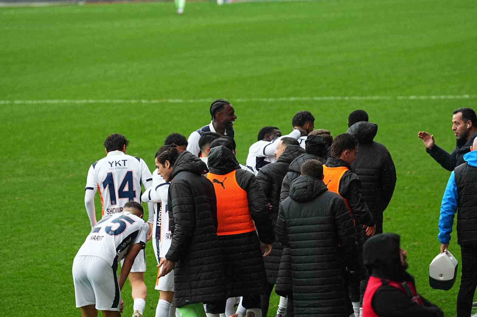 trendyol super lig eyupspor 0 basaksehir 1 mac devam ediyor 26 QrafZUHu