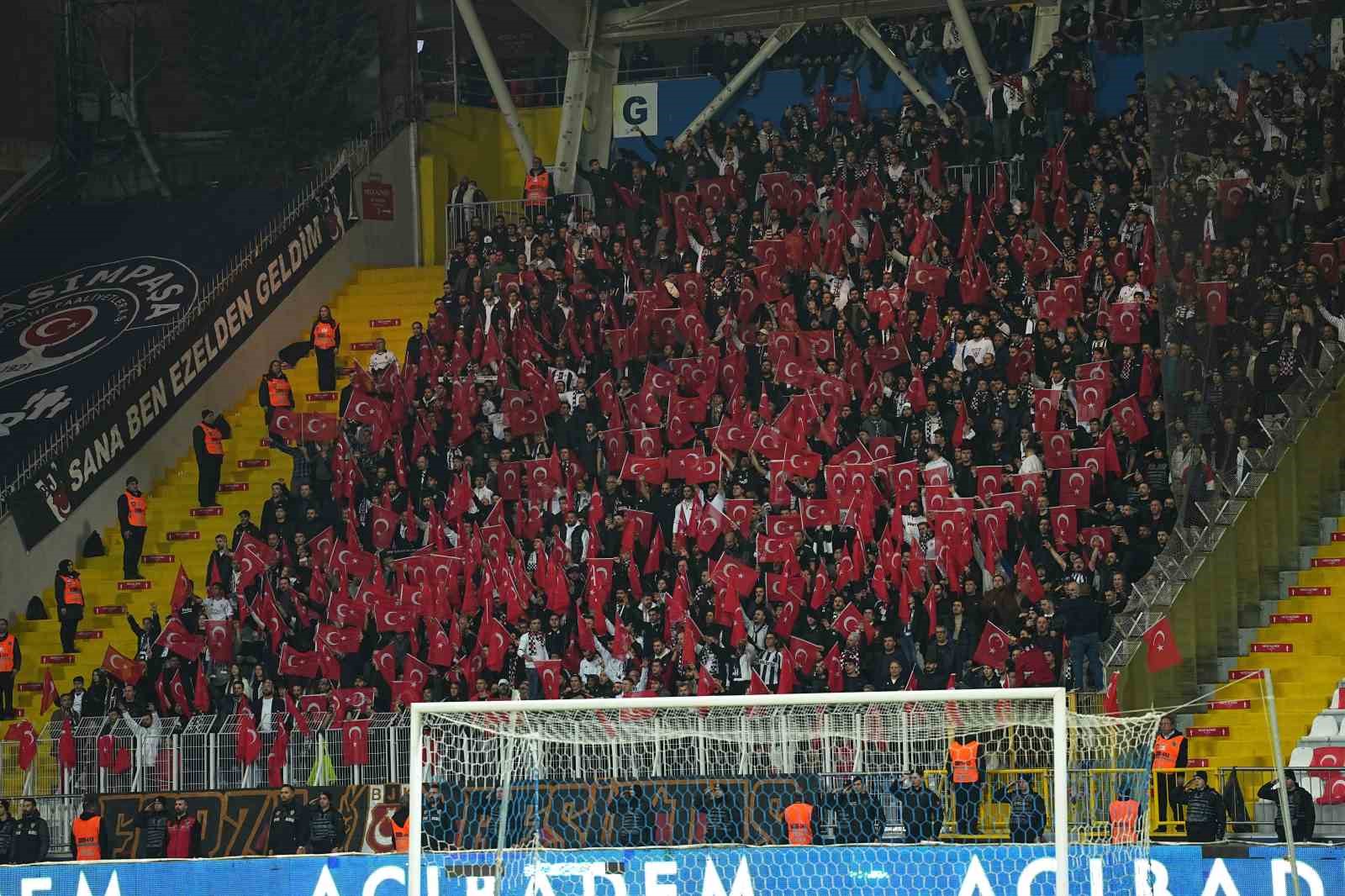 trendyol super lig eyupspor 0 besiktas 1 mac devam ediyor 7 CM4MyGC8