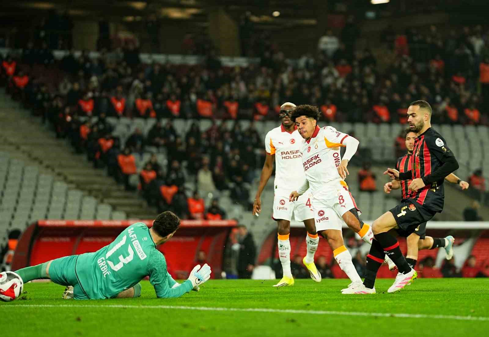 trendyol super lig fatih karagumruk 0 galatasaray 1 mac devam ediyor 13 SVXkvrOE