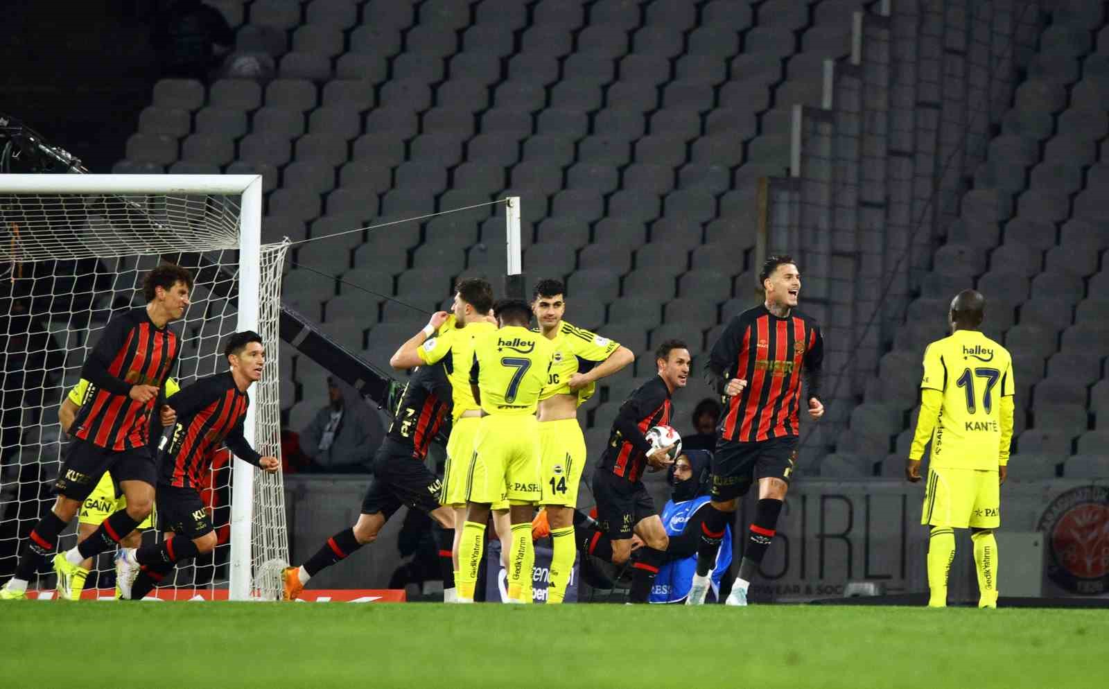 Trendyol Süper Lig: Fatih Karagümrük: 2 - Fenerbahçe: 0 (İlk yarı) 21 trendyol super lig fatih karagumruk 2 fenerbahce 0 ilk yari 17 DkWIKNK4