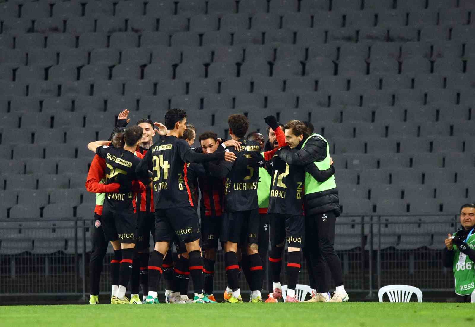 Trendyol Süper Lig: Fatih Karagümrük: 2 - Fenerbahçe: 0 (İlk yarı) 25 trendyol super lig fatih karagumruk 2 fenerbahce 0 ilk yari 21 yfmasle8