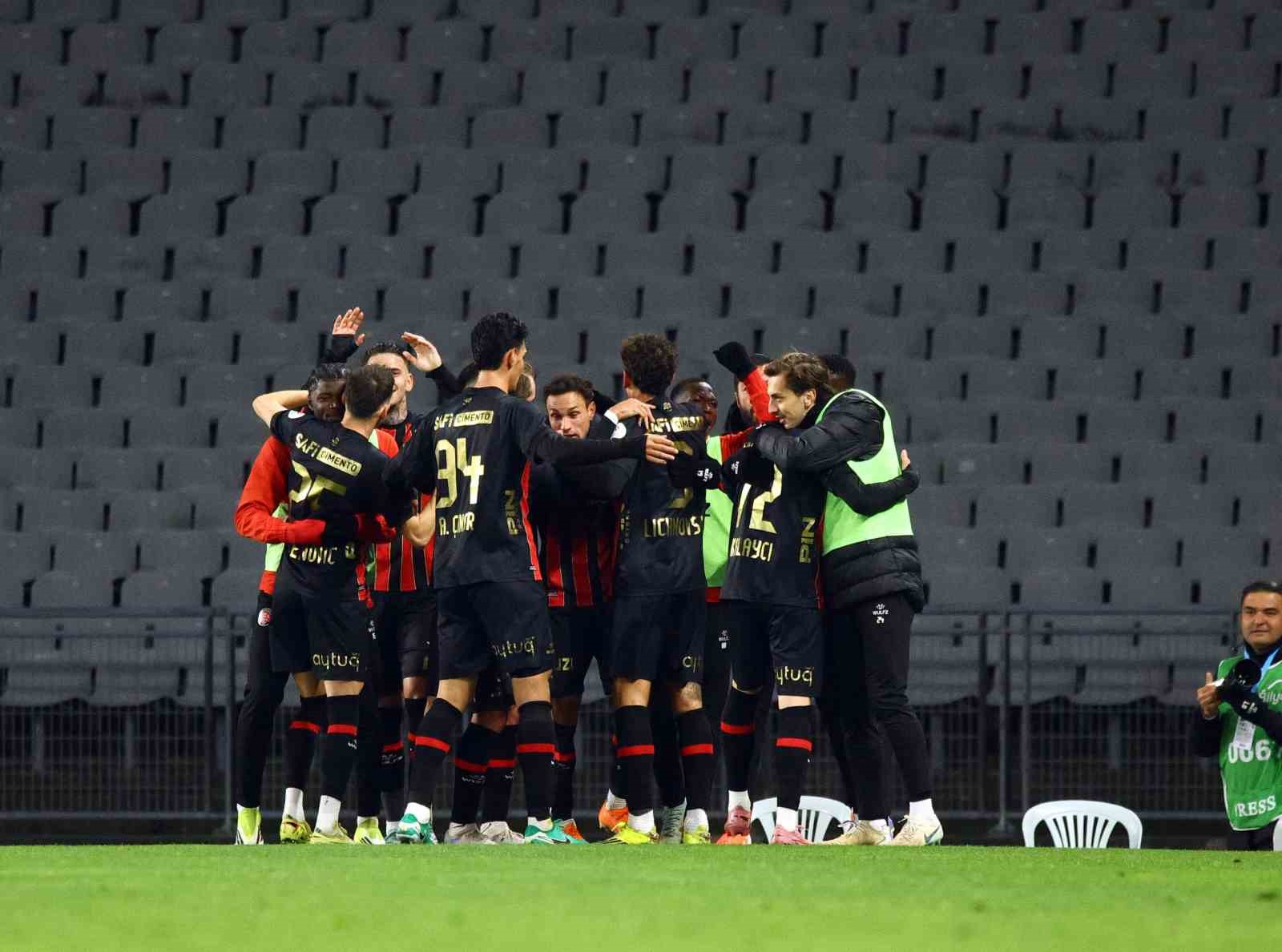 Trendyol Süper Lig: Fatih Karagümrük: 2 - Fenerbahçe: 0 (İlk yarı) 26 trendyol super lig fatih karagumruk 2 fenerbahce 0 ilk yari 22 DDuAjiMg
