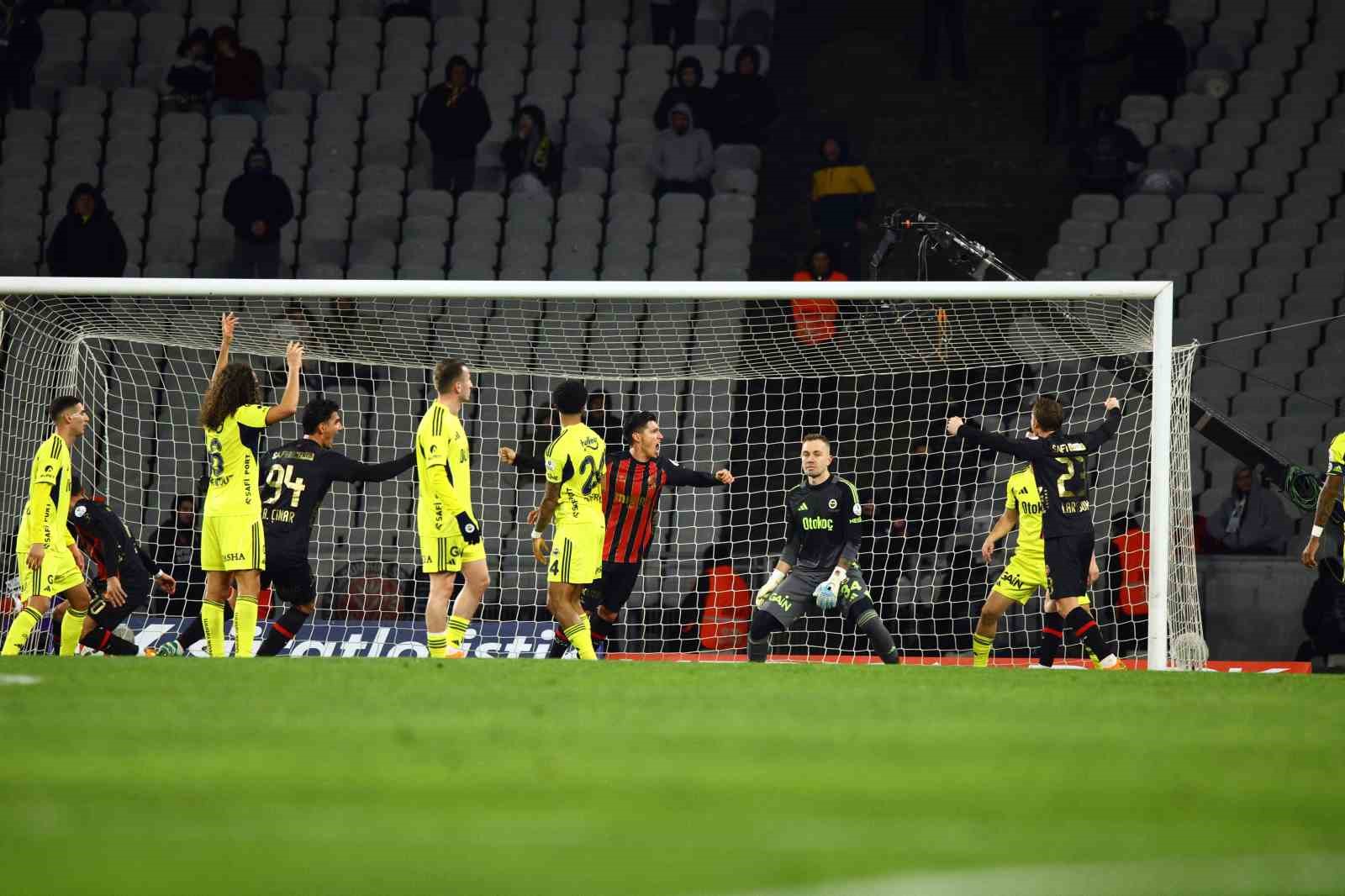 Trendyol Süper Lig: Fatih Karagümrük: 2 - Fenerbahçe: 0 (İlk yarı) 34 trendyol super lig fatih karagumruk 2 fenerbahce 0 ilk yari 30 ln97rZJM