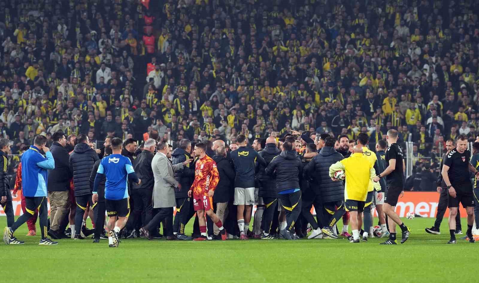 trendyol super lig fenerbahce 0 galatasaray 0 mac devam ediyor 12 YEfV4dAB