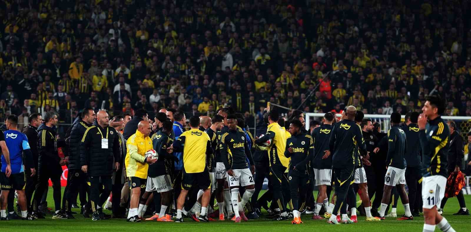 trendyol super lig fenerbahce 0 galatasaray 0 mac devam ediyor 14 DUC18WNV
