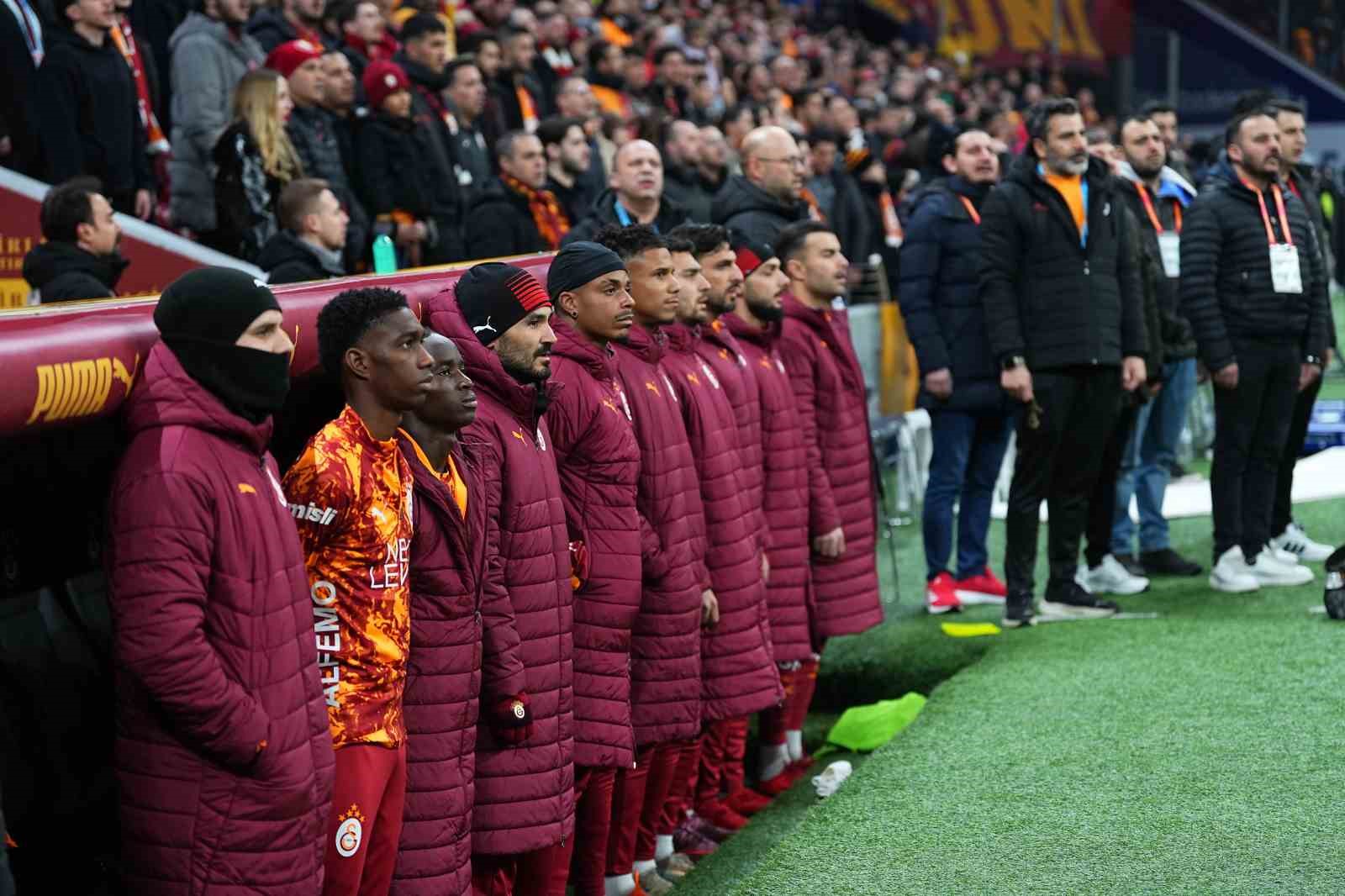 trendyol super lig galatasaray 0 corendon alanyaspor 0 mac devam ediyor 12 HQr44Wzf