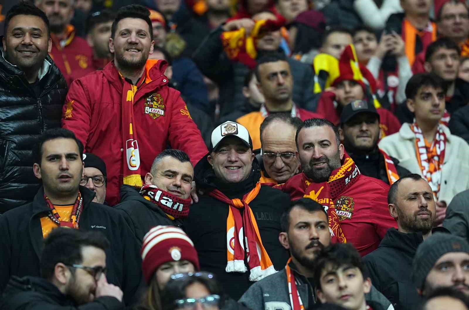 trendyol super lig galatasaray 0 corendon alanyaspor 0 mac devam ediyor 21 CPfCCMA5