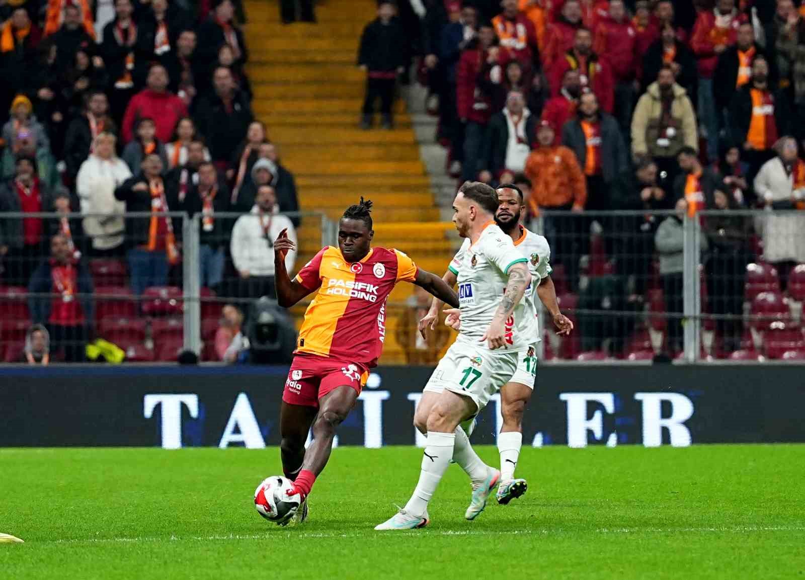 trendyol super lig galatasaray 0 corendon alanyaspor 0 mac devam ediyor 25 HF8Gy9RF