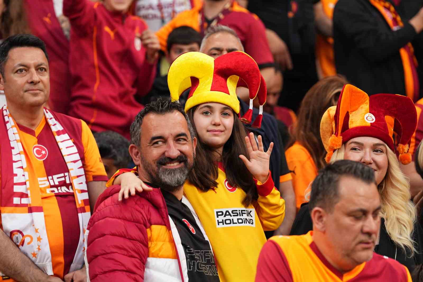 trendyol super lig galatasaray 0 fenerbahce 0 mac devam ediyor 11 aR5P2WF7