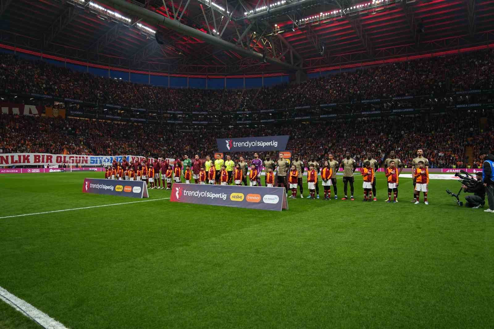 trendyol super lig galatasaray 0 kocaelispor 0 mac devam ediyor 13 U6EtlCZ7