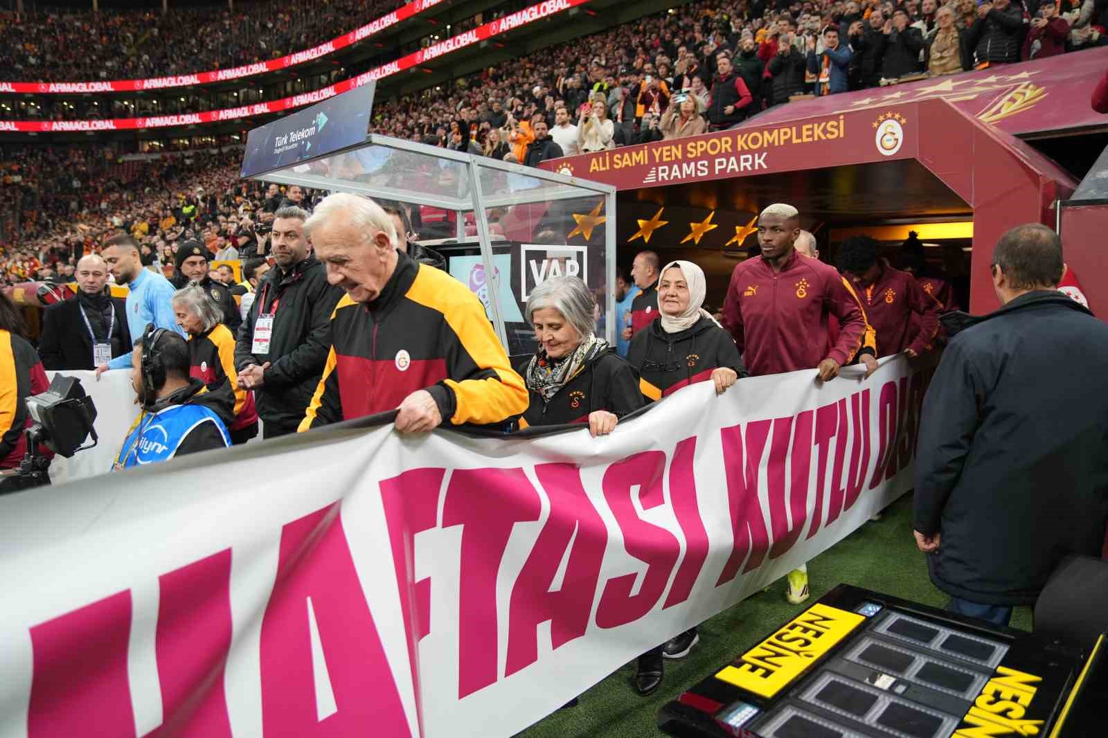 trendyol super lig galatasaray 0 rams basaksehir 0 mac devam ediyor 12 Mq6vZV3p