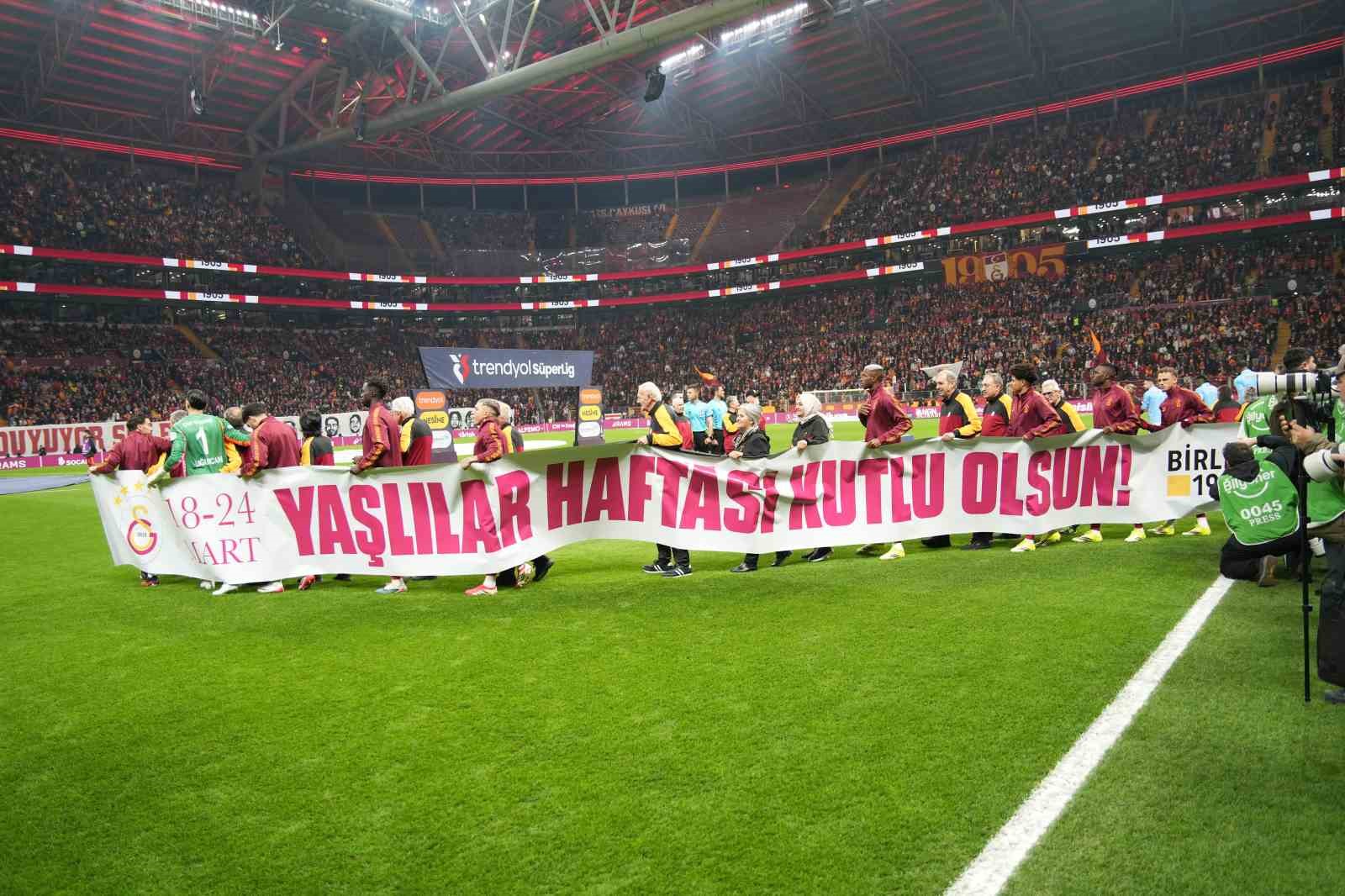 trendyol super lig galatasaray 0 rams basaksehir 0 mac devam ediyor 13 He5avr4w
