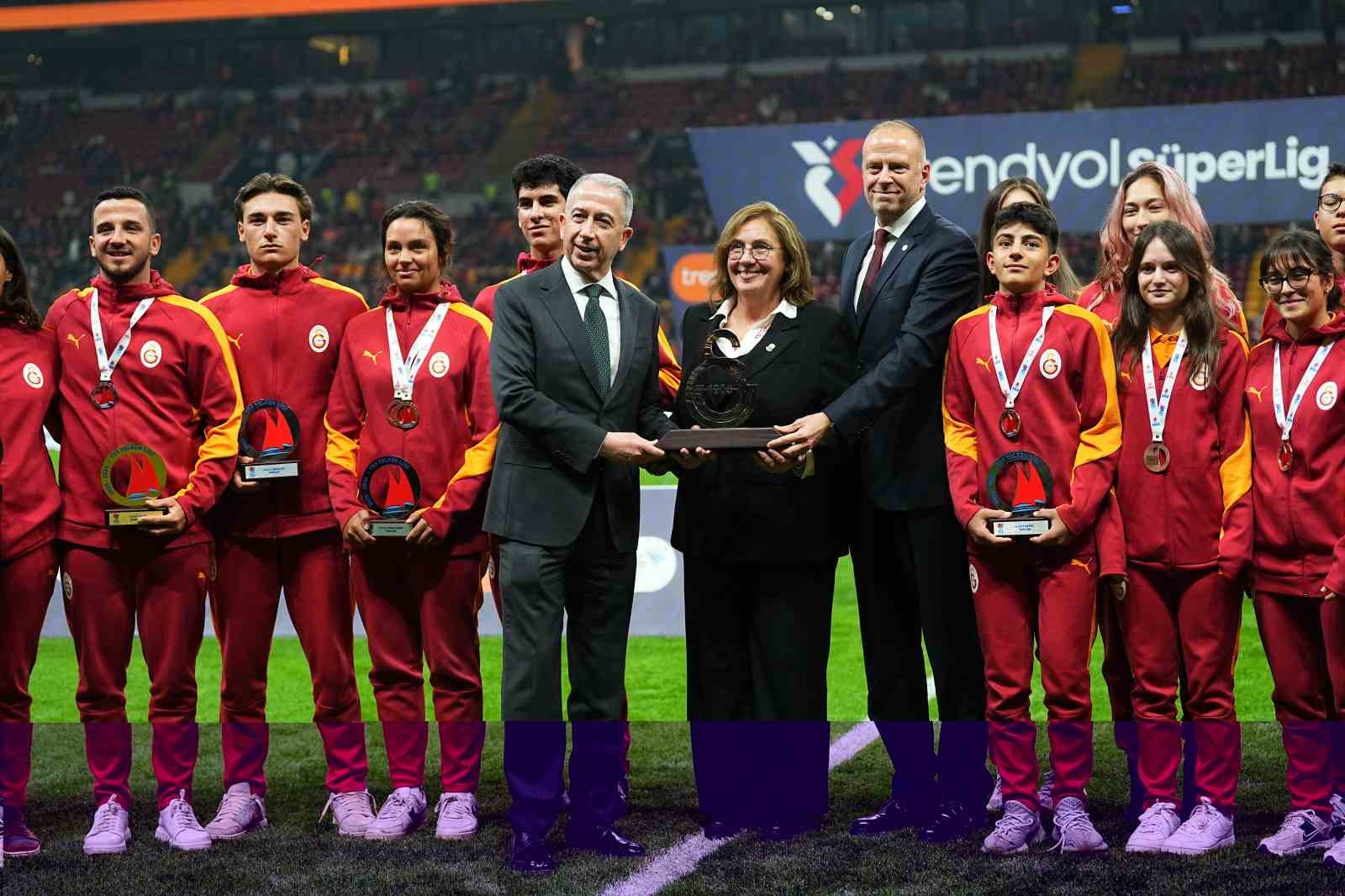 trendyol super lig galatasaray 1 eyupspor 0 mac devam ediyor 0 A87Dyvby