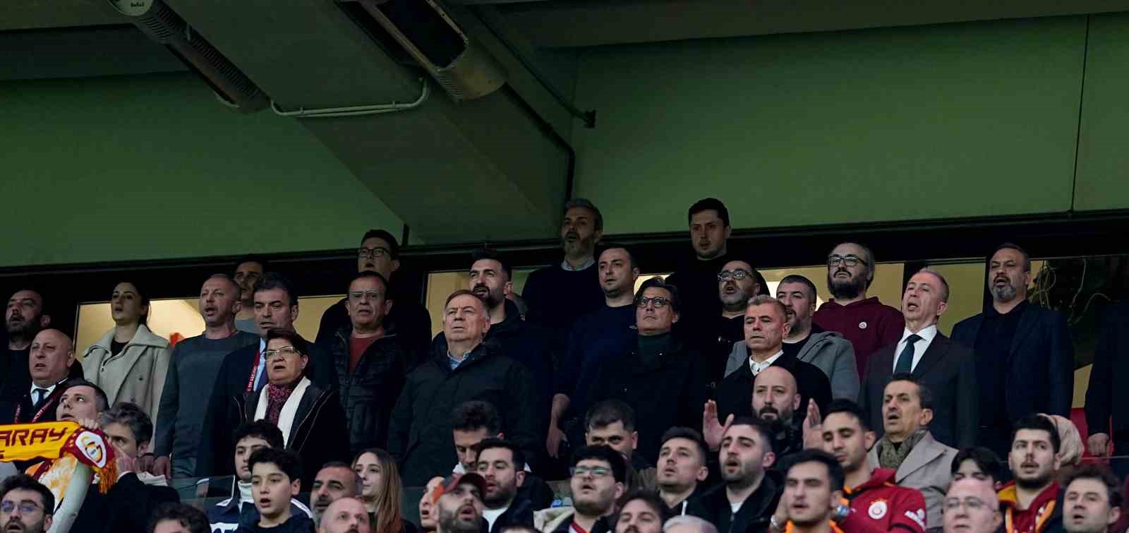 trendyol super lig galatasaray 1 eyupspor 0 mac devam ediyor 11 ZKUU93HO