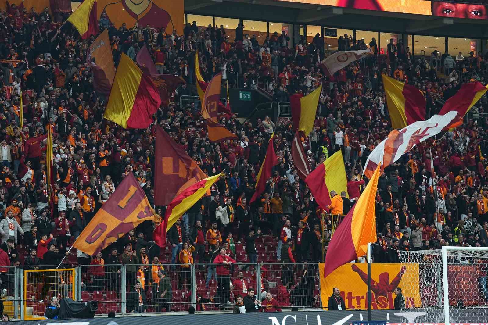 trendyol super lig galatasaray 1 eyupspor 0 mac devam ediyor 2 K9H48Y9p